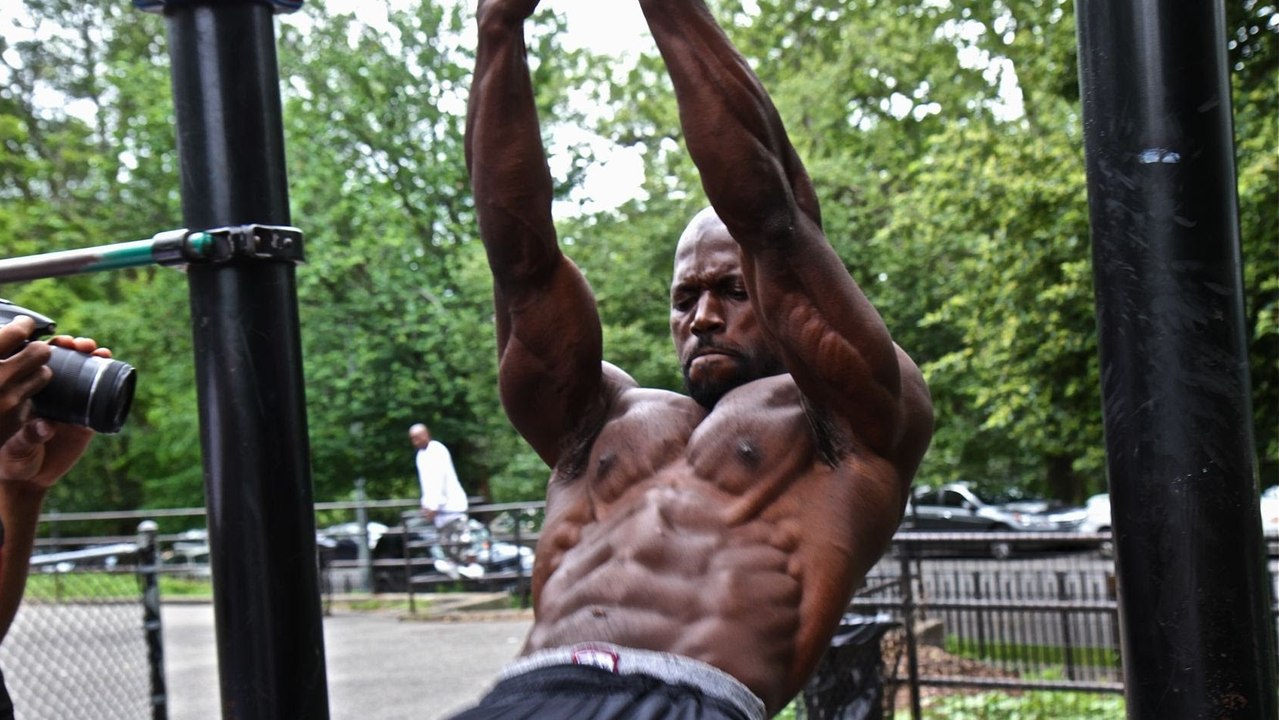 Hannibal For King macht die verrücktesten Klimmzüge, die je geschafft wurden