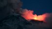 Le volcan Etna immortalisé à l'aube en pleine éruption par un journaliste sicilien