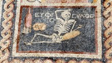 Un squelette découvert sur une ancienne mosaïque dévoile un étonnant message