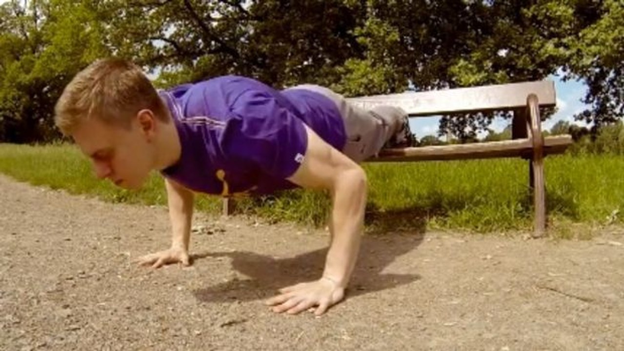 Effiziente Übungen, die man auf einer Parkbank machen kann