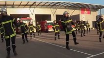 Feuerwehrmänner rocken bei einem Zumba-Flashmob ab