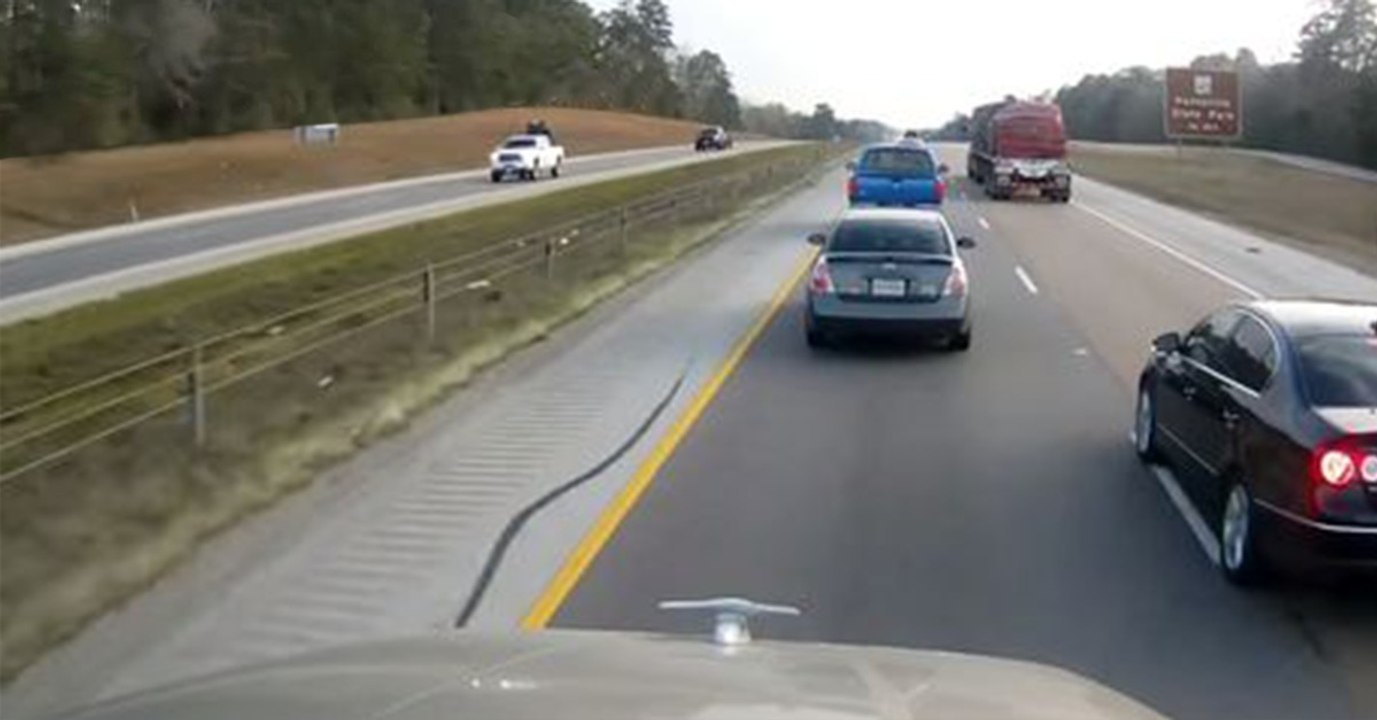 Der Passat wechselt gleich die Spur. Doch das geht gründlich schief