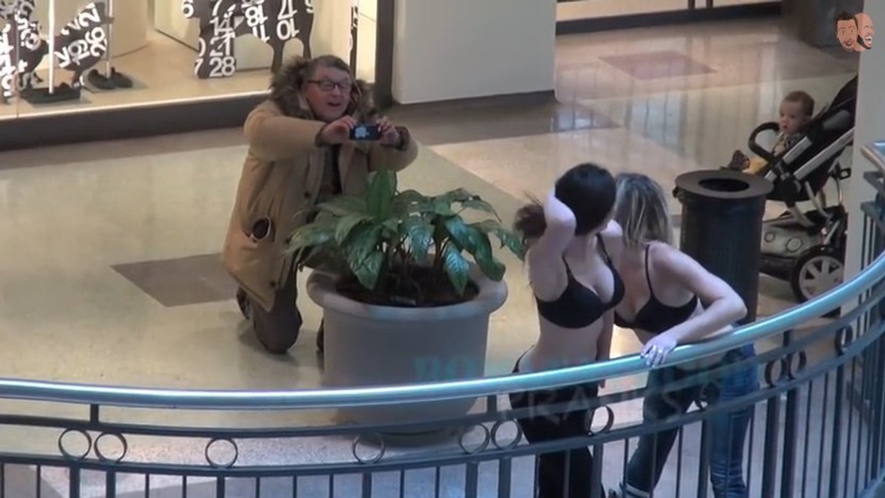 Sie bitten Passanten darum, sie nackt zu fotografieren!