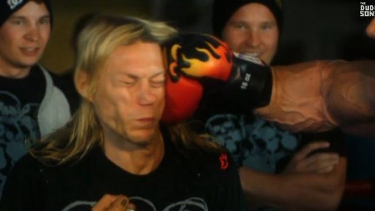 Er kassiert einen Schlag von dem stärksten Mann der Welt