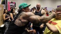 Rich Piana: Der professionelle Bodybuilder schlägt einen Fan