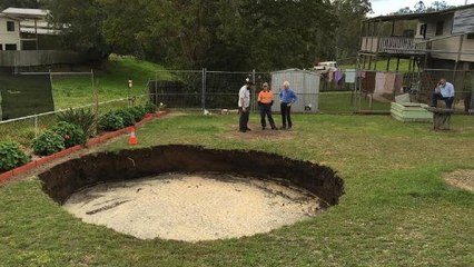 Des retraités découvrent un énorme trou béant dans leur jardin en Australie