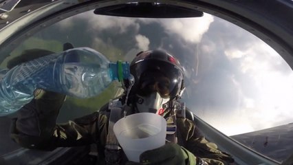 Ce pilote de chasse boit un verre en plein looping