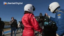 Ayuso se viste de piloto y conduce un vehículo en el Circuito del Jarama-RACE