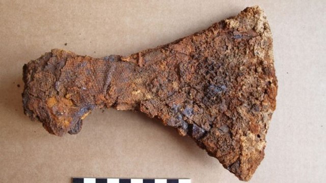 Des archéologues découvrent une hache viking géante au Danemark