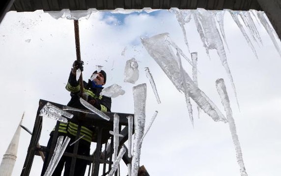 ERZURUM'DA 'BUZ KIRMA TİMLERİ'NİN YOĞUN MESAİSİ; BAŞINA BUZ PARÇASI DÜŞTÜ