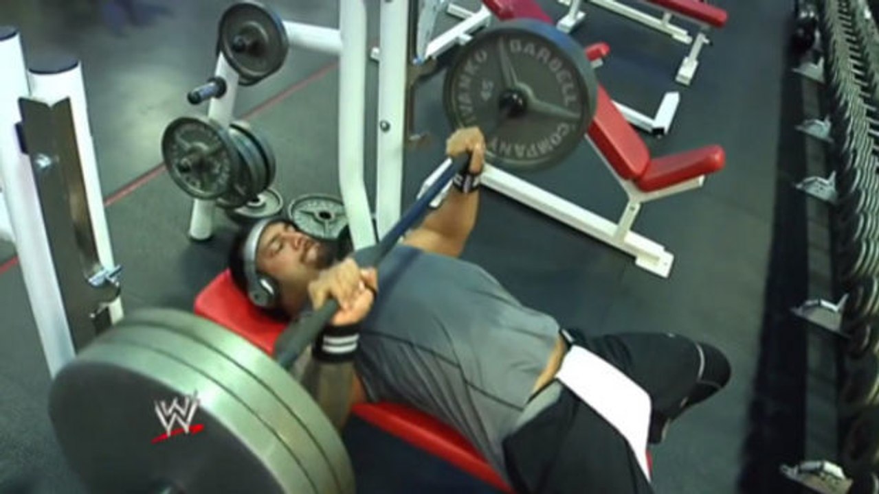 Das monströse Training des Catchers Roman Reigns