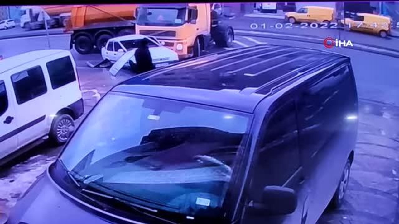 Sultangazi'de feci kaza... Kaldırımda yürüyen vatandaş ölümden son anda böyle kurtuldu