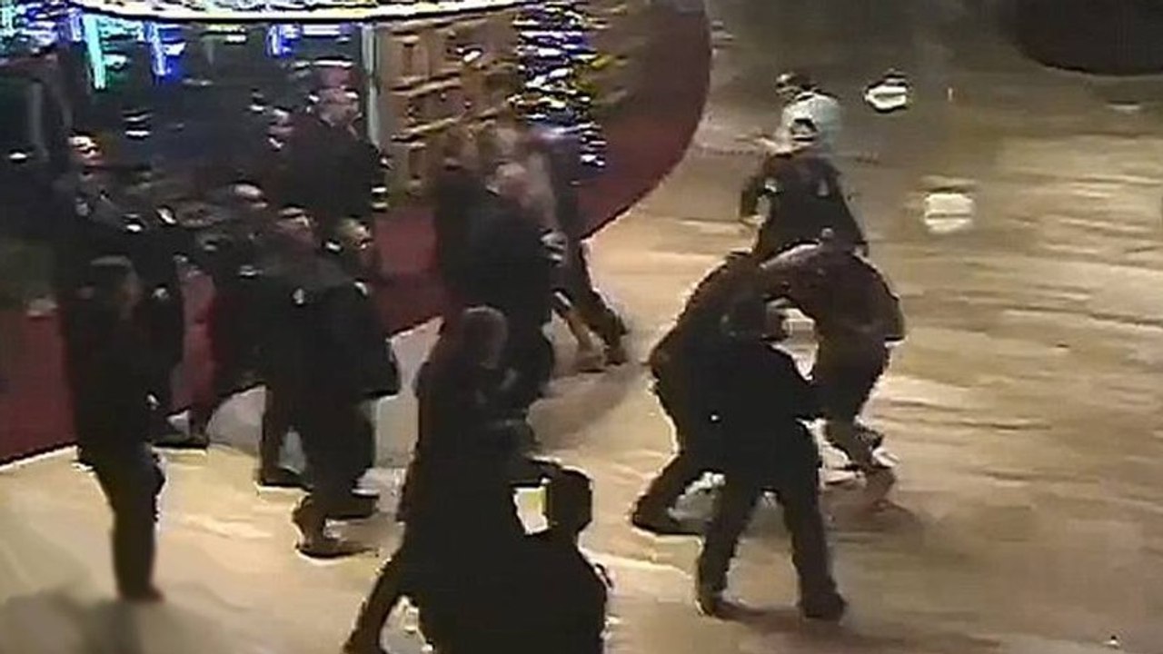 MMA-Kämpfer greift 12 Türsteher im Casino an