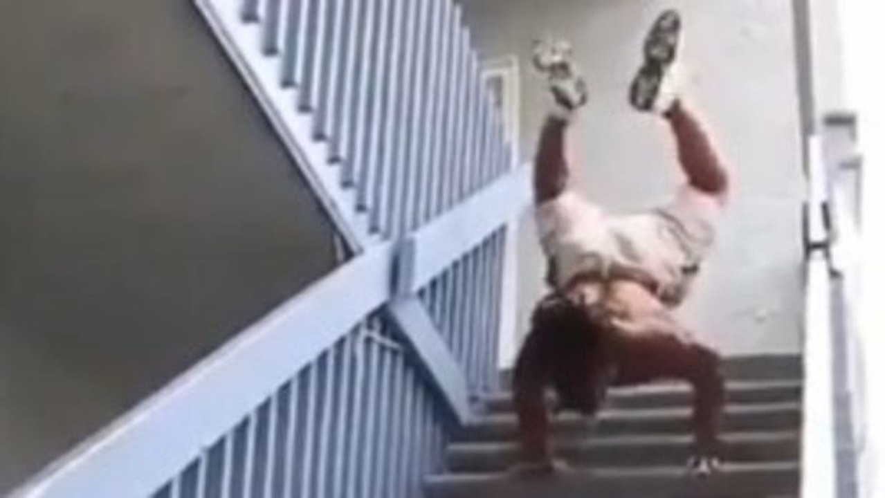 Er versucht handstand und liegestütze zu kombinieren, während er die treppe runterkommt