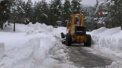 Antalya'da 2 metreyi bulan karla zorlu mücadele - Antalya'da kar nedeniyle yaylada kalan vatandaşlar kurtarıldı, hayvanlara yem temin edildi