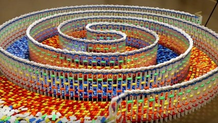 L'envoutante vidéo de la chute d’une gigantesque triple spirale de dominos