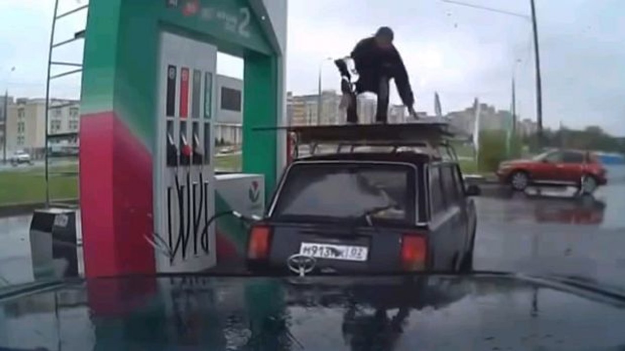 Einen solchen Tankwart habt ihr bestimmt noch nie gesehen!