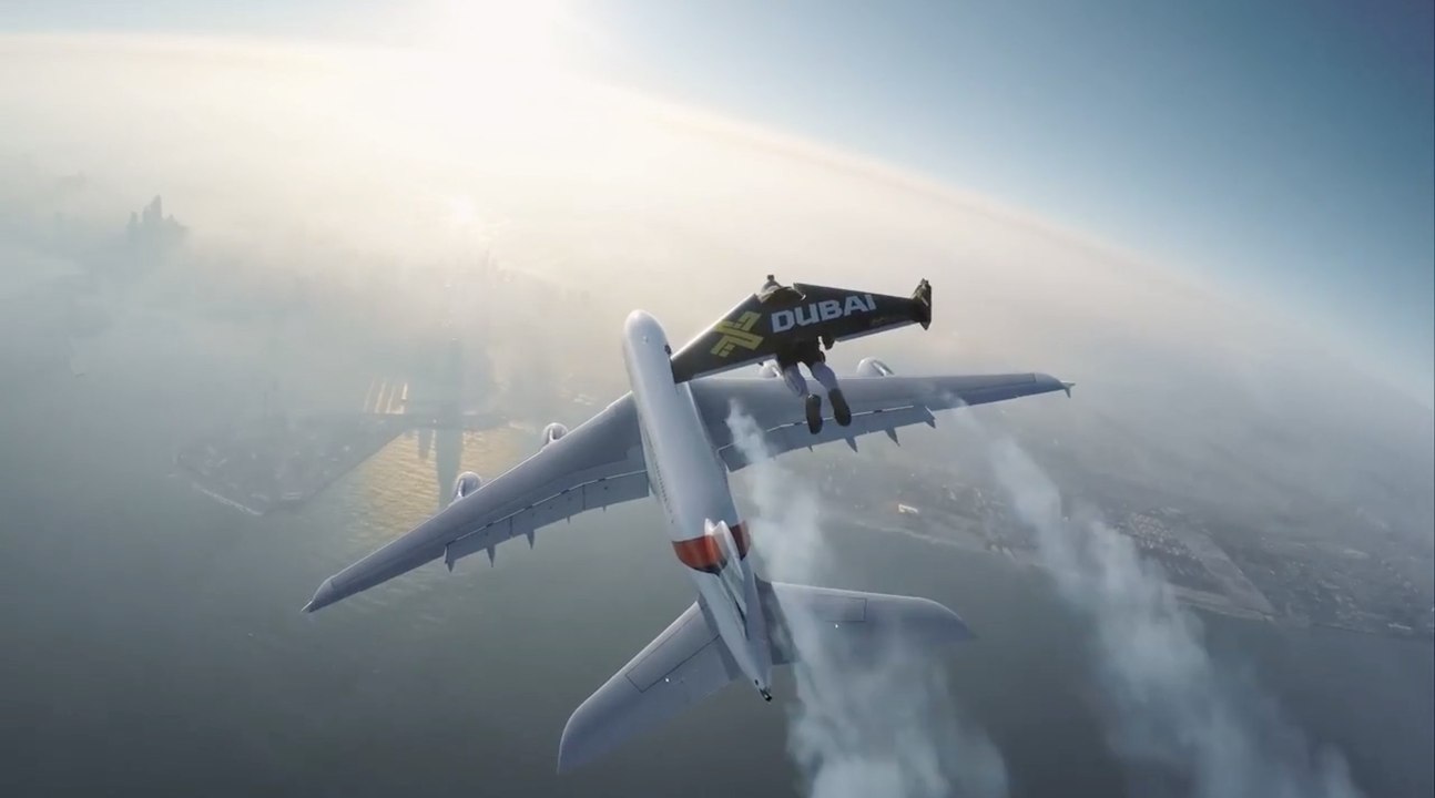 Jetpack: Jetpacker Yves Rossy verfolgt einen Airbus A380 über den Dächern von Dubai