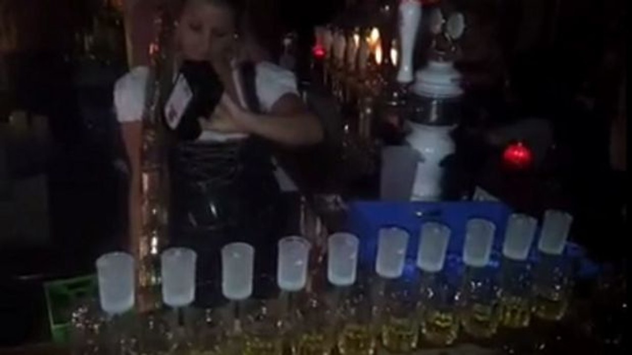 Diese dänische Kellnerin eine Wahnsinns-Technik, um Cocktails zu servieren