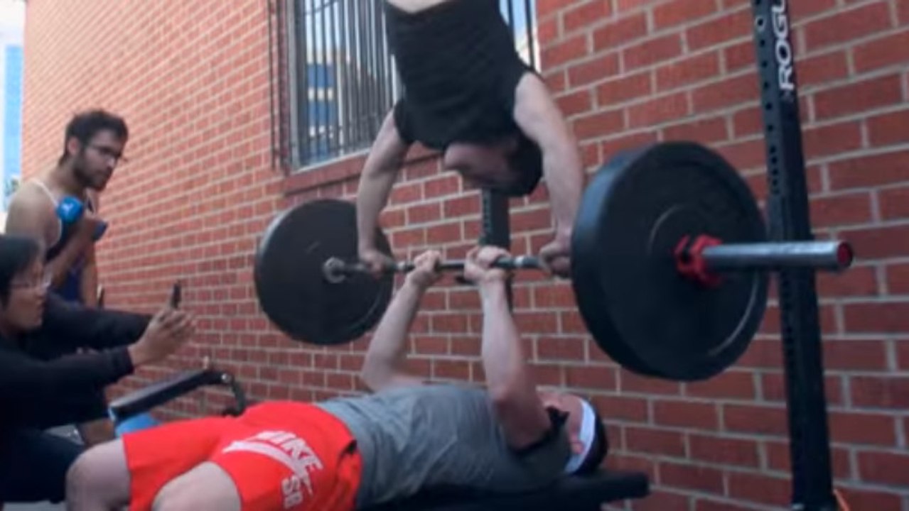 Diese Gruppe von Freunden hat sich Übungen ausgedacht, die unmöglich scheinen!