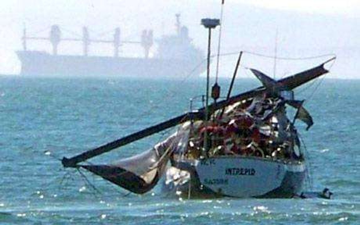 Was hat dieses Segelboot so zugerichtet?