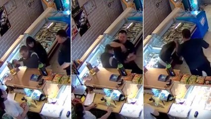 Security in Russland beherrscht einen bewaffneten Dieb, der eine Verkäuferin angreift