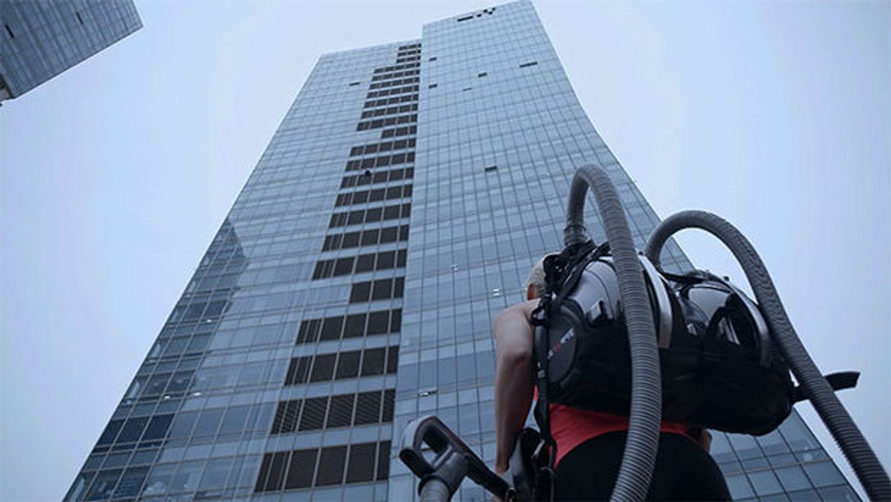 Sierra Blair-Coyle: Mit zwei Staubsaugern klettert sie ein Hochhaus in Seoul hoch!