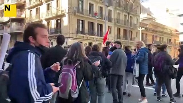 Concentració davant la Comissaria de les Corts per la detenció de quatre activistes durant un desnonament a Poble Sec