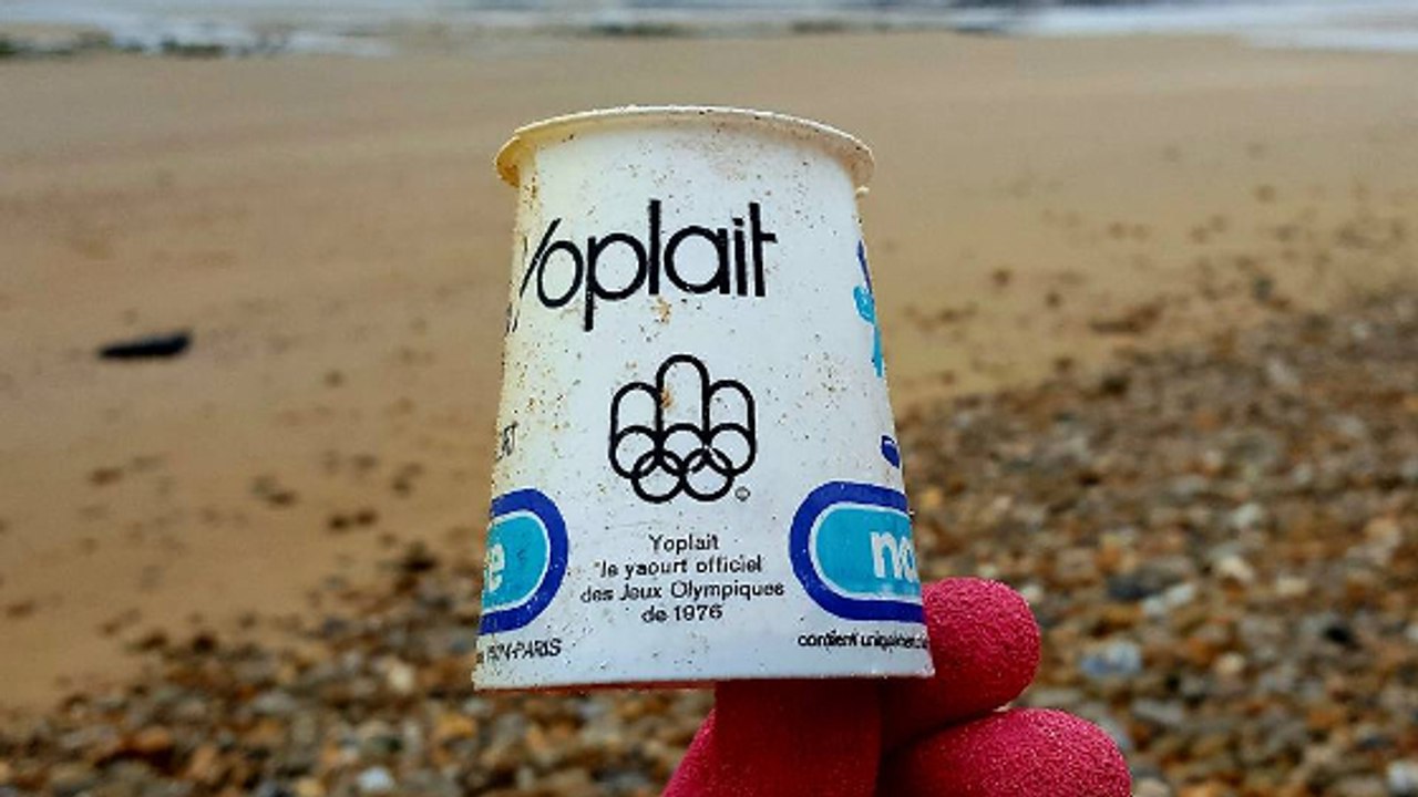 Sur une plage, un promeneur découvre un pot de yaourt... datant de 1976