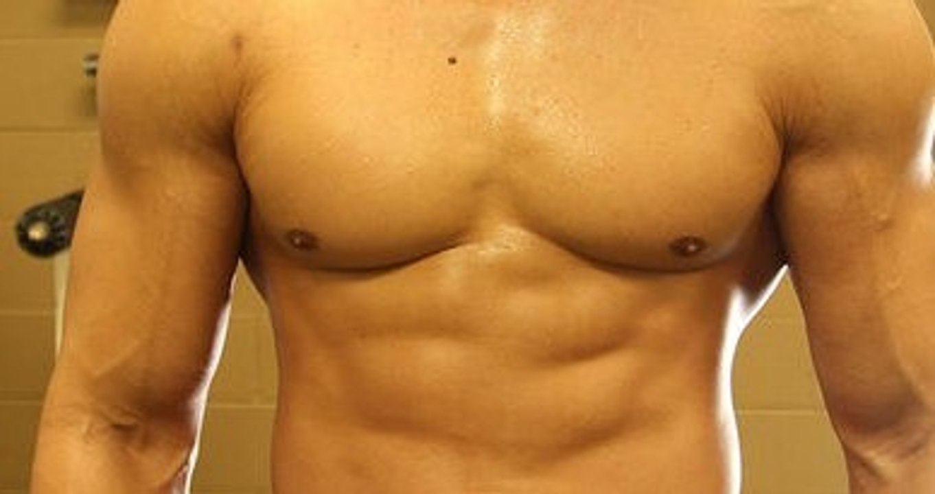 Zwei geniale Tipps, um ungleichmäßige Brustmuskeln zu korrigieren