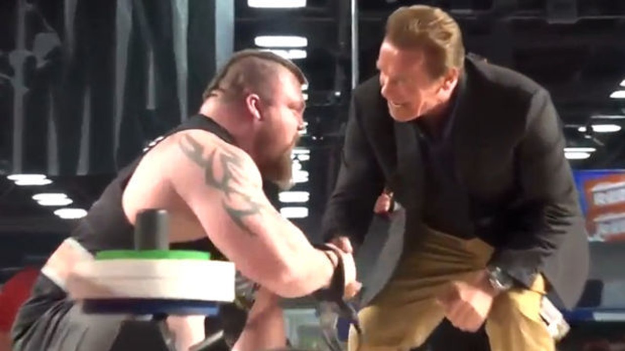 Eddie hall flasht mit seiner leistung selbst schwarzenegger