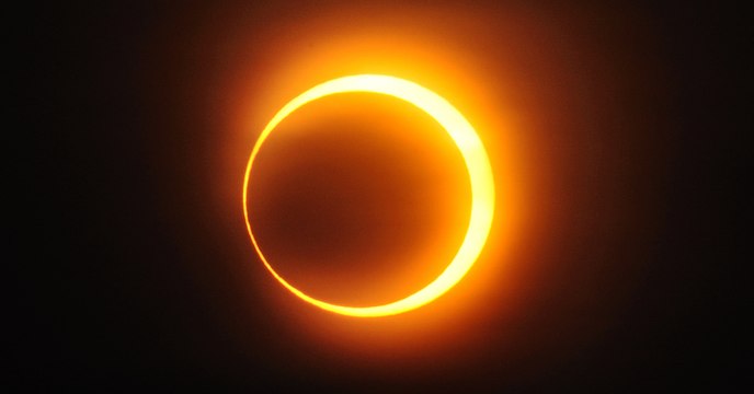 Une éclipse annulaire de Soleil forme un anneau de feu dans le ciel d'Amérique latine et d'Afrique
