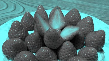 L'étonnante illusion de ces fraises grises qui nous apparaissent rouges