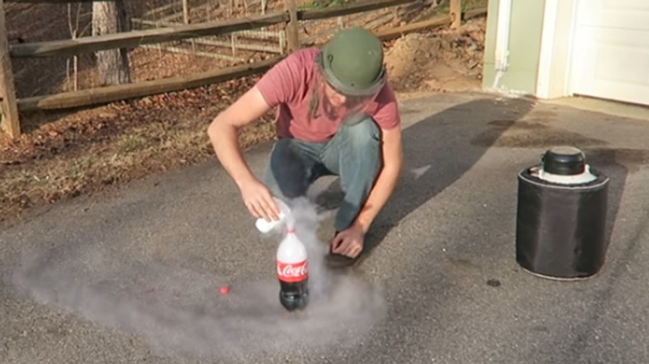 Expérience : que se passe-t-il quand on mélange du coca-cola et de l’azote liquide ?