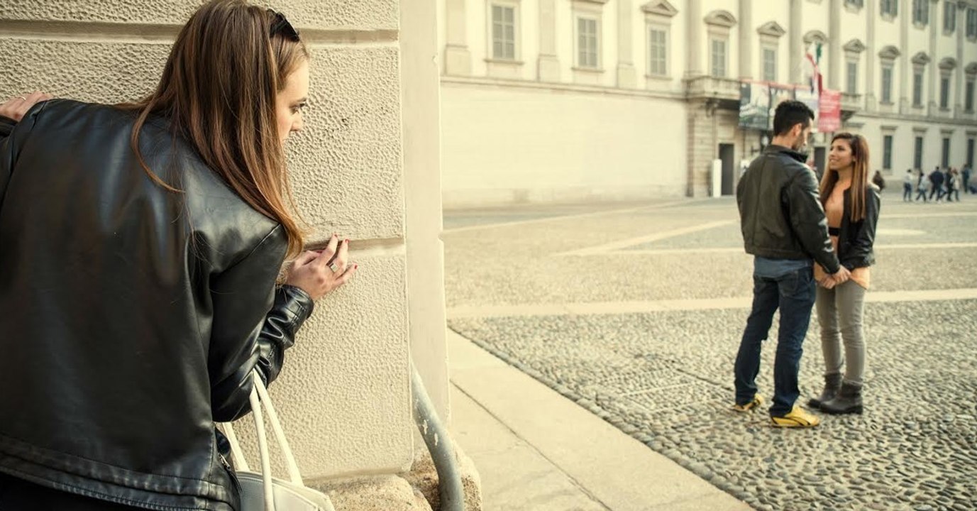 Sie trifft auf die Geliebte ihres Mannes und rächt sich