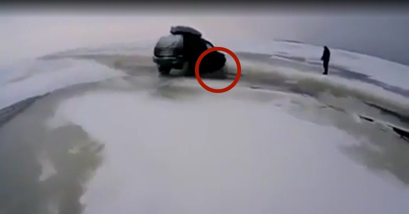 Plumps! Ein Geländewagen will über einen vereisten See