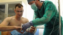 Pologne : des chirurgiens réalisent une greffe de main inédite sur un homme né sans main
