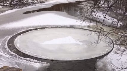 Un immense disque de glace surpris à tourner à la surface d'une rivière gelée