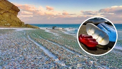 Baie d'Ussuri : une décharge de bouteilles se métamorphose en une incroyable plage de verre en Russie