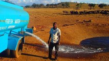 Ce Kenyan parcourt des dizaines de kilomètres pour apporter de l'eau aux animaux sauvages