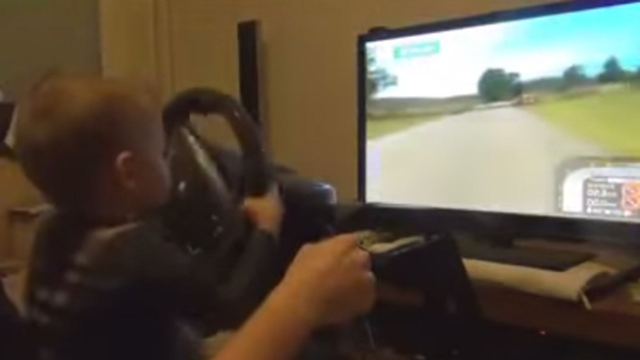 Ce bébé est un professionnel du rallye virtuel !