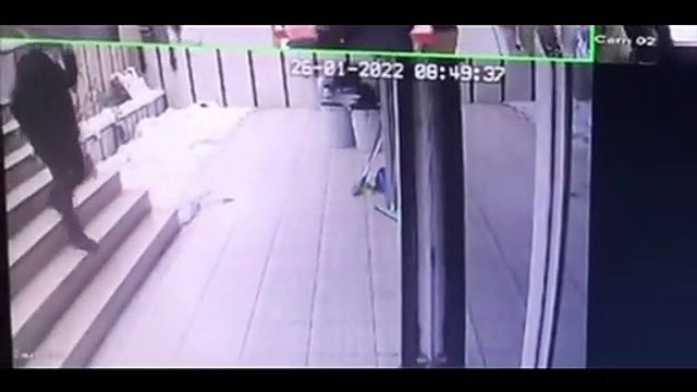 Son téléphone prend feu et lui brûle les fesses