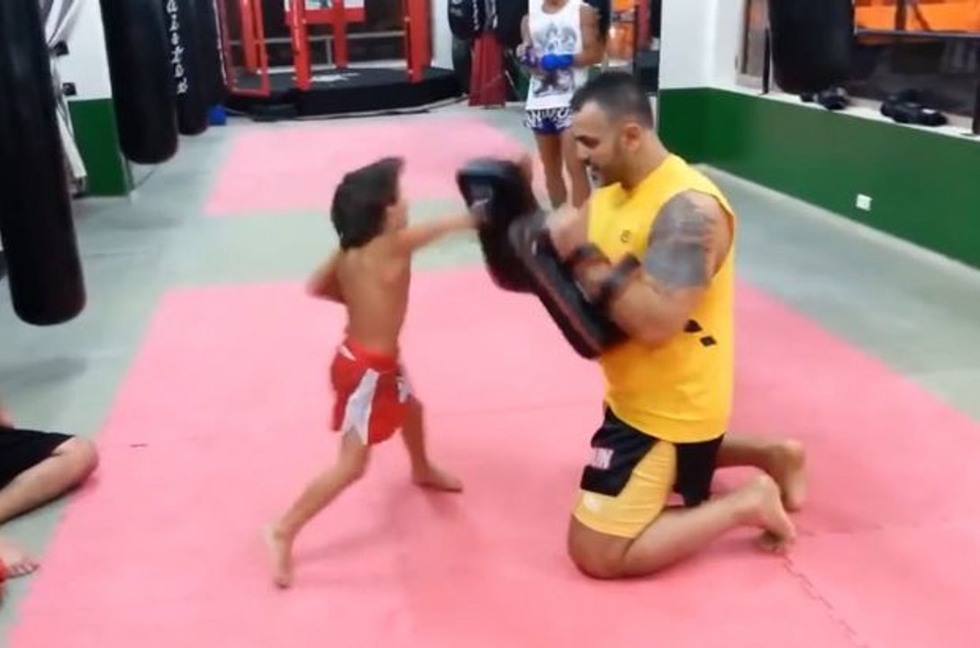 Thaiboxen: 5-jähriger hat eine unglaubliche schlagkraft