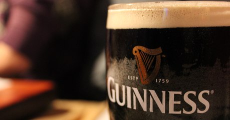 Pourquoi les bulles de Guinness descendent alors qu'elles remontent dans les autres bières ?