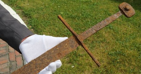 Un ouvrier découvre une incroyable épée vieille de 600 ans en Pologne