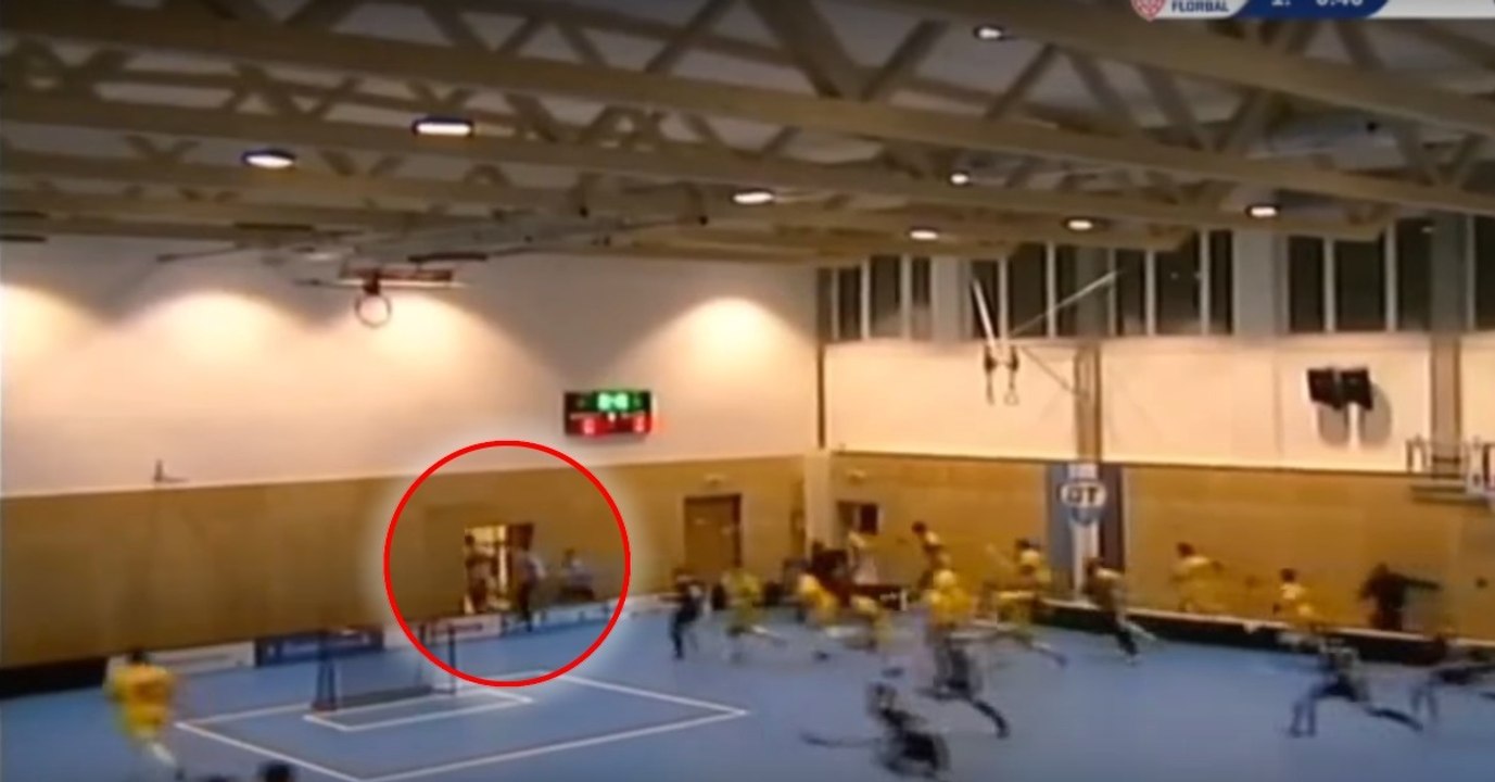 Das Dach einer Sporthalle stürzt unter der Schneelast ein