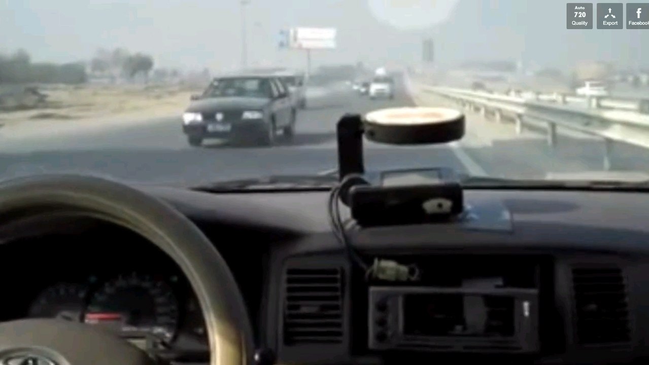 Dieses chinesische Taxi befördert englische Touristen in Gegenrichtung auf der Autobahn