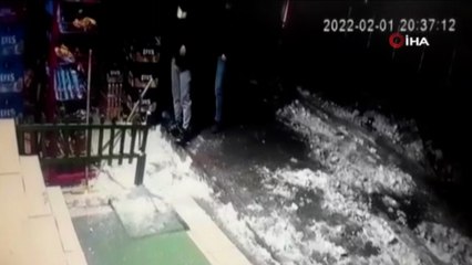 Önce buz kütlesinden ardından tabelanın altında kalmaktan kurtuldular