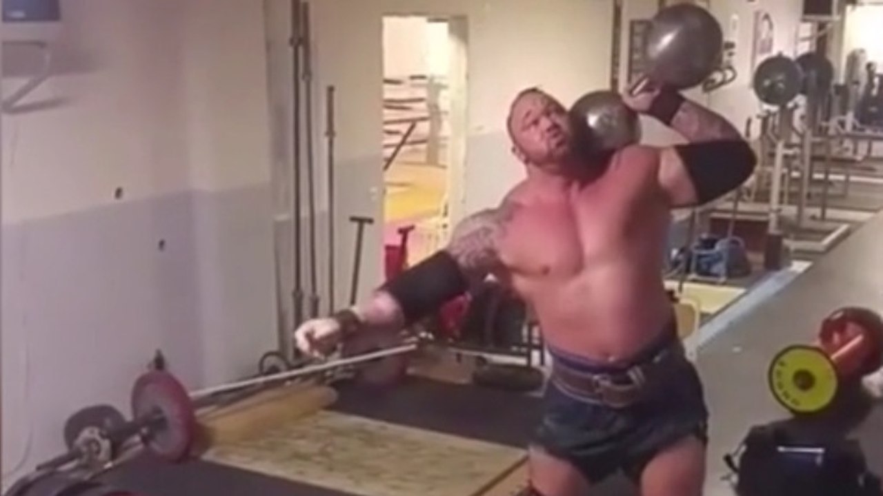 Hafthor Björnsson, der Berg aus Game of Thrones, hebt eine 128 Kilo schwere Hantel