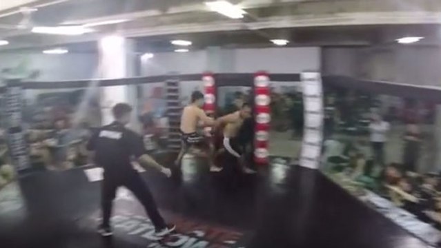 Dieser Amateurkämpfer flieht vor seinem Gegner!